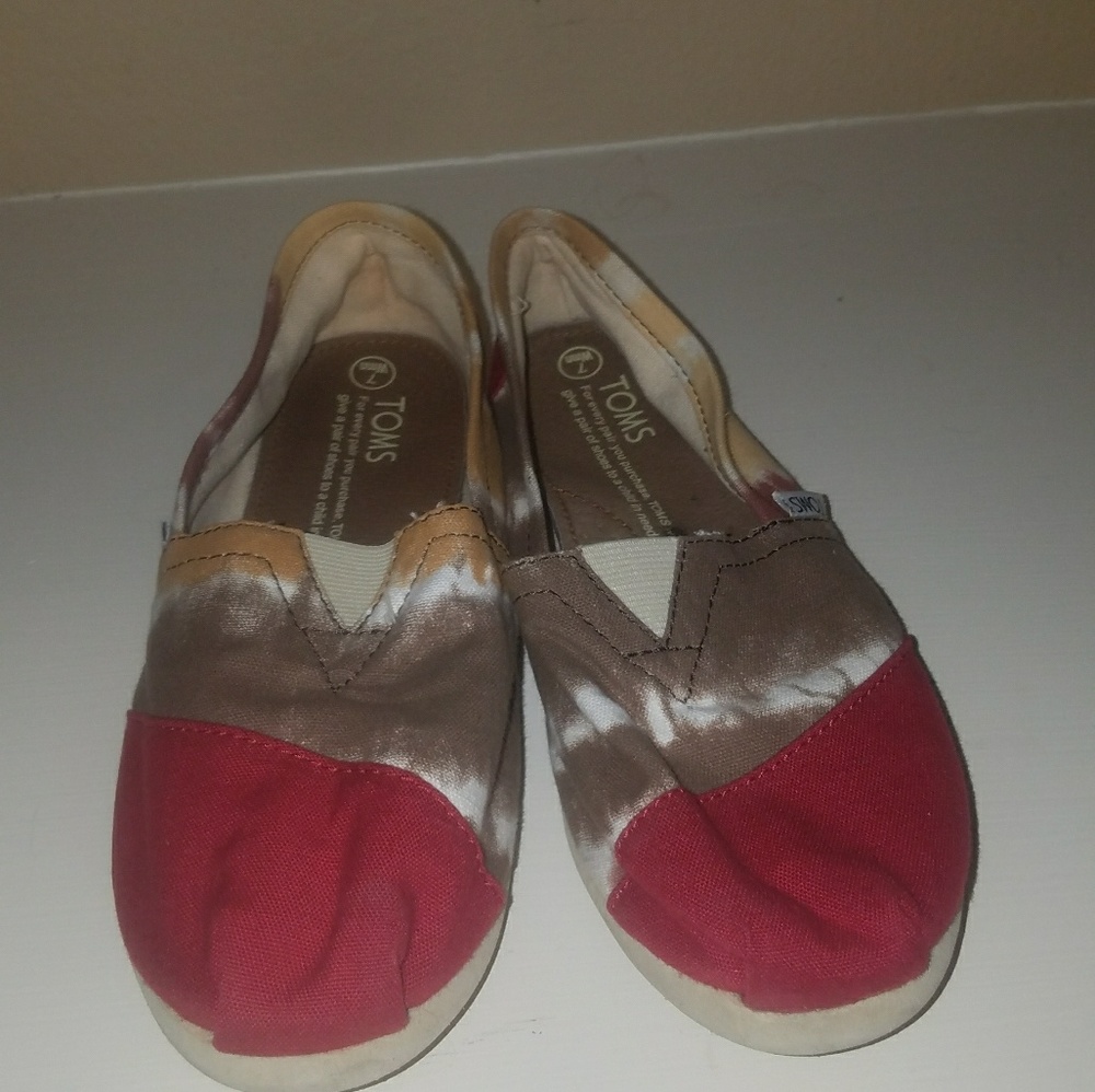 Toms tie-dyed size 7